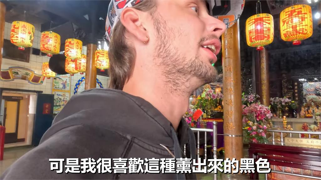 波德混血遊台中公廟被文化震驚 見「全台唯一」太保喊:好酷喔