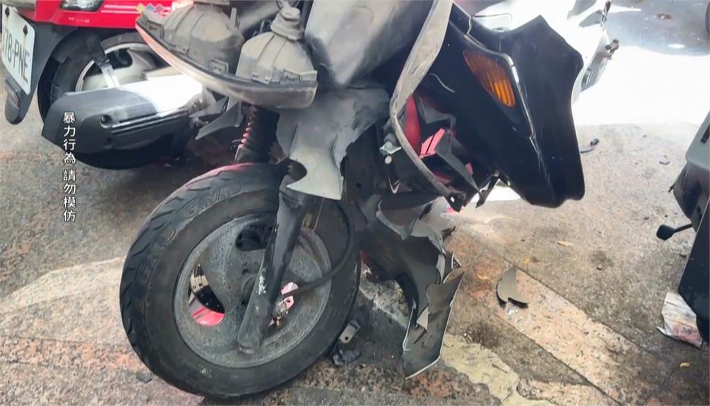 高雄毒駕連撞路旁「24台機車」 目擊者嚇:比打保齡球聲大十倍
