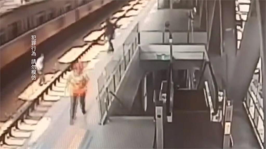 逃票進站男推站務員落軌! 「對向火車進站」驚悚瞬間曝
