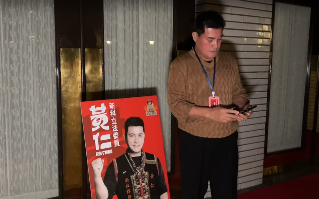 快新聞/準國民黨立委黃仁「立院拍照背板簽名」 急道歉:已連夜擦掉
