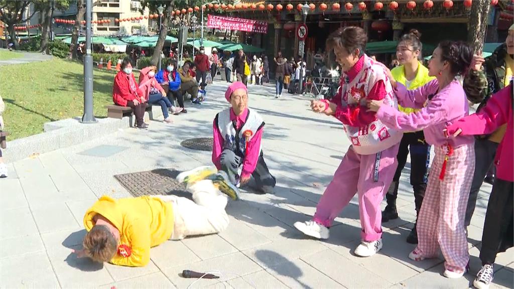 眾藝人與民眾互動玩遊戲 四川粉絲高喊愛台灣