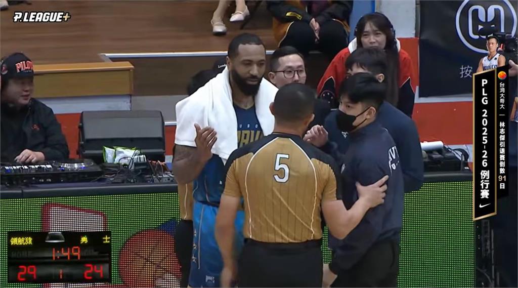 PLG(影)/兩隊衝突大打出手共3人遭驅逐!領航猿逆勝勇士開季8連勝創紀錄