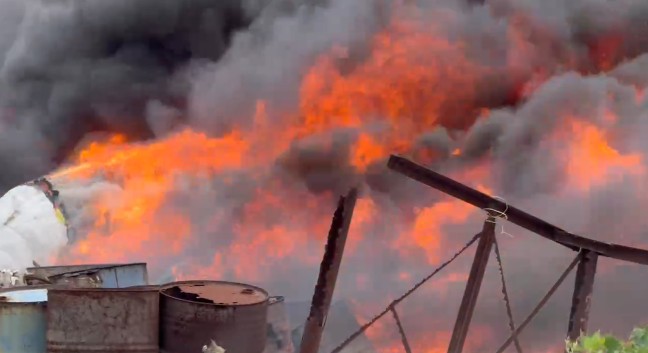 最新／戴奧辛超標？彰化塑膠工廠大火「黑煙竄天」　居民喊：塑膠味好臭