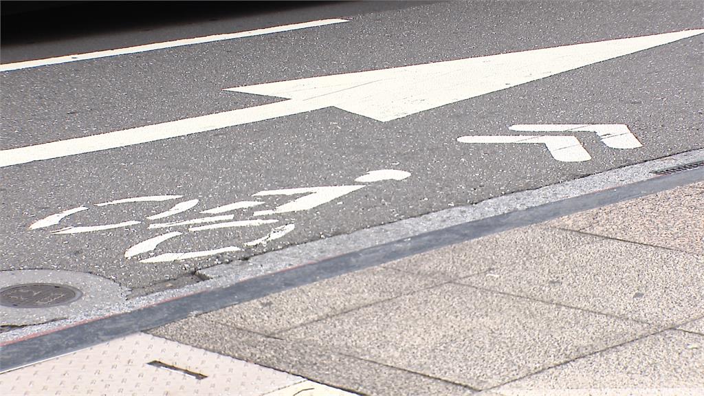 砰！轎車撞上YouBike「保險桿掉落」　網笑：腳踏車完勝