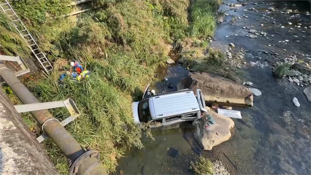 苗栗南庄墜橋意外! 車衝破護欄墜6米溪谷3人受困車內
