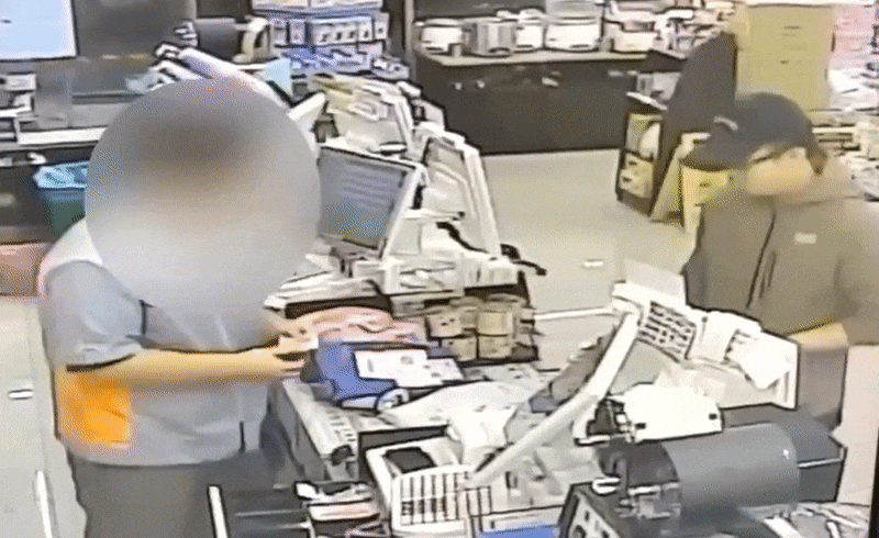 張文買「10把蘭博刀、3長刀」全靠網購！超商冷靜取貨畫面曝光