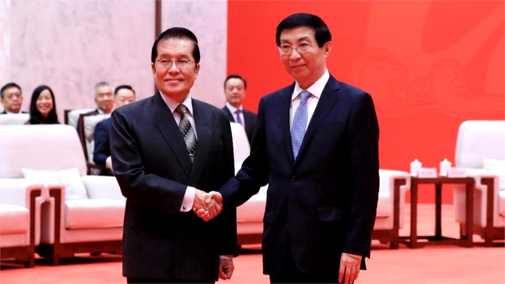 訪美爭議一籮筐！　網紅八炯爆鄭麗文同框統戰人士