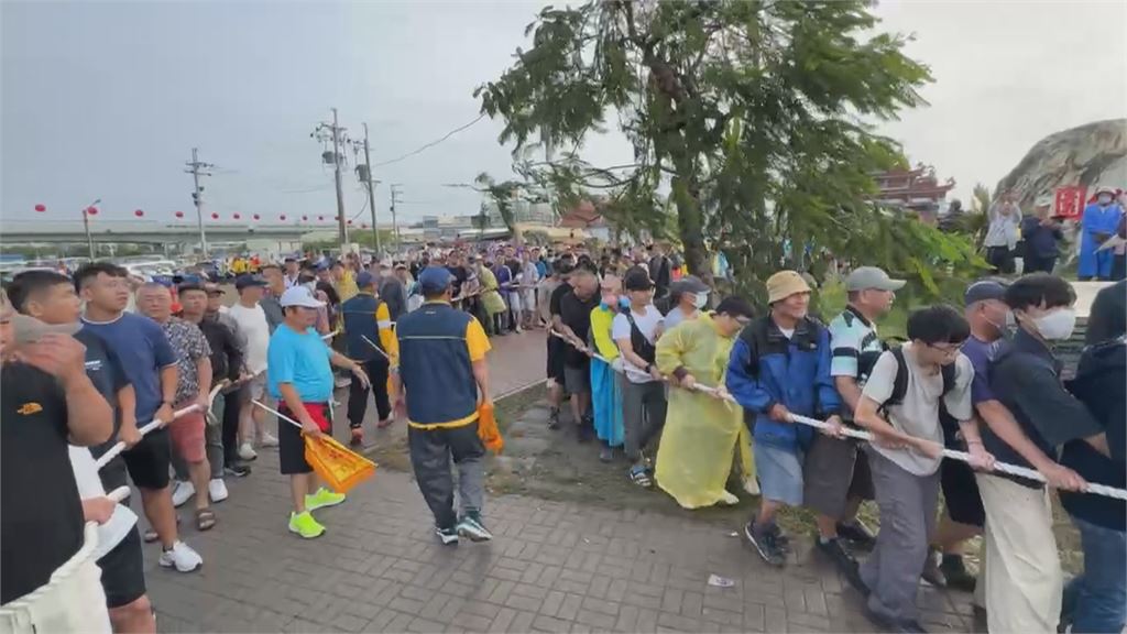 薔琵風雨不減興致！　台南萬年殿鄉親護送王船出巡