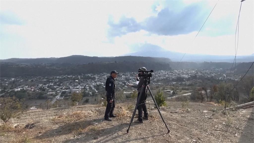 墨西哥農民轉職做「火山巡警」　拿望遠鏡一看就有心得