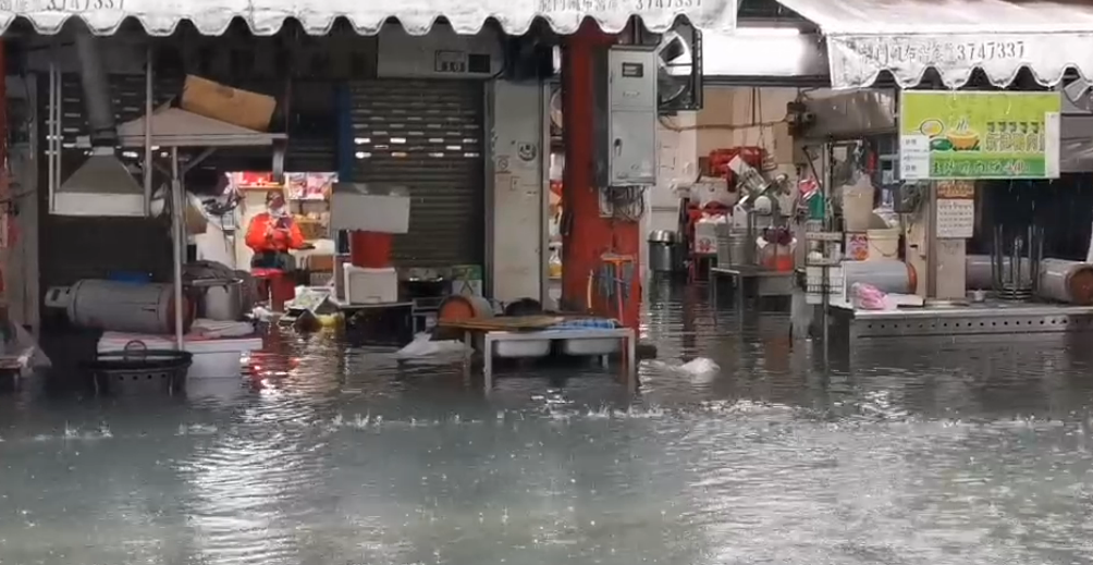 快新聞／豪雨狂炸！嘉義街道「淹出小河」　奉天宮前道路緊急封閉