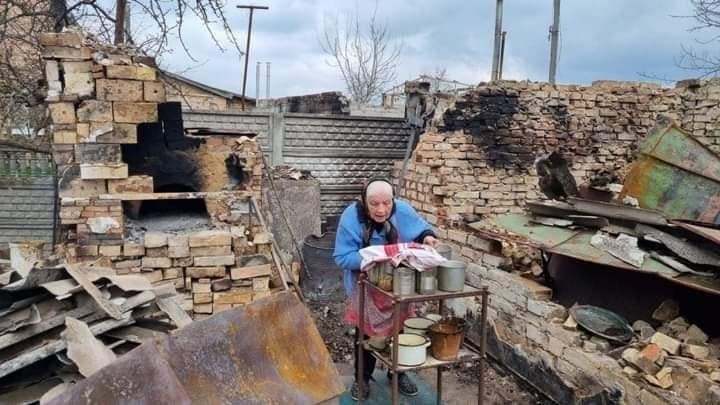 戰火下的溫暖！烏克蘭阿嬤「廢墟烤蛋糕」網心疼：不該發生在2022