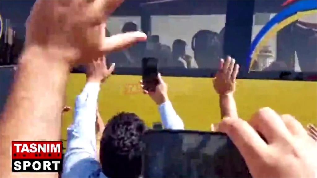 C羅造訪伊朗引騷動　幸運小球迷見偶像拿球衣