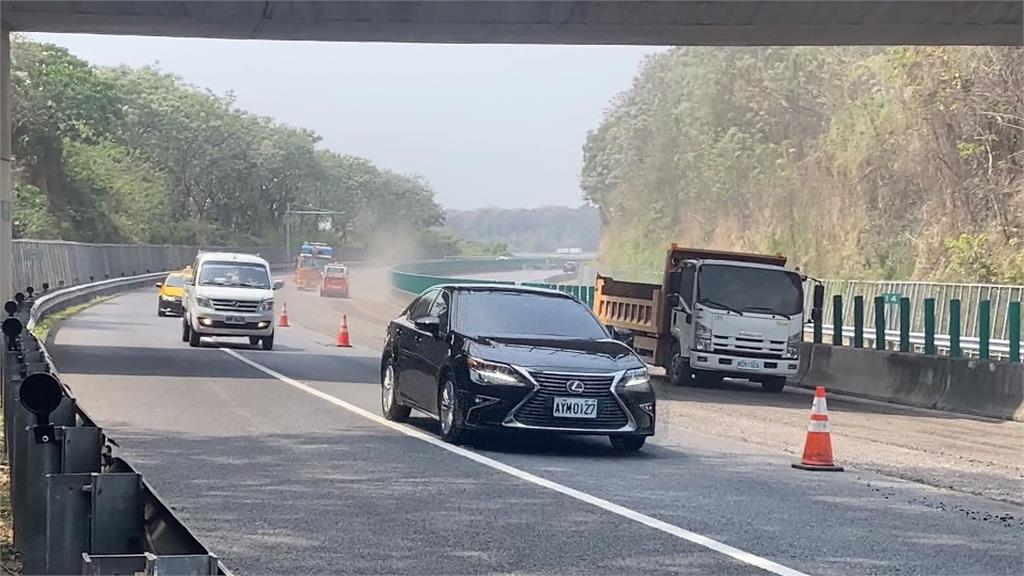 誇張!車輛行駛國道6號突現沙塵暴 看攏嘸!原來是對向施工