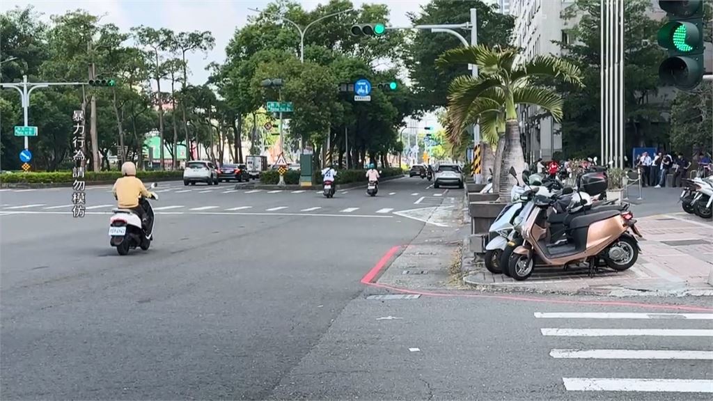 討3000元討到當街開戰！　高雄3人當街「拿安全帽砸」民眾看傻