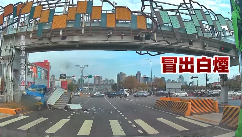 小貨車失控撞橋墩 驚悚畫面曝 整輛車四分五裂解體了