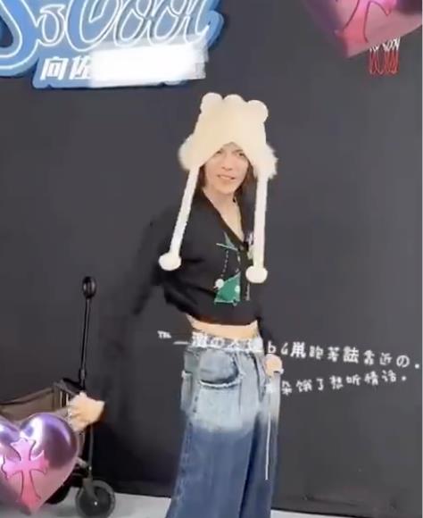 徹底崩壞?向佐直播穿「深V露腰女裝」跳女團舞 網驚呆:吃不下飯