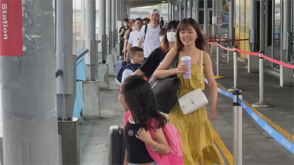 停航4天 東琉線今恢復行駛 屏東東港碼頭一早湧搭船人潮