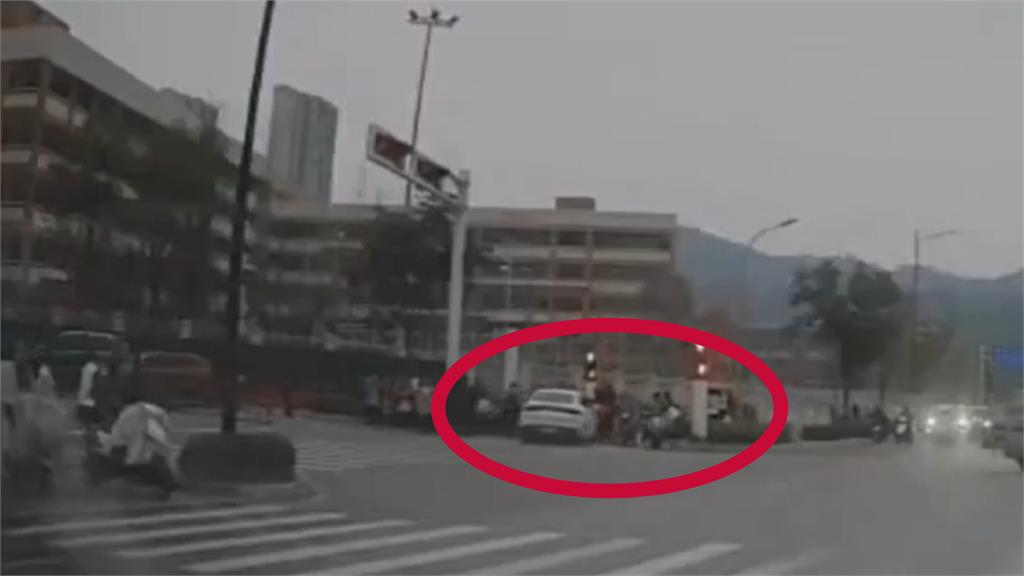 中國驚傳汽車「暴衝撞學校」!小學生遭撞飛畫面流出…官方竟「封鎖消息」