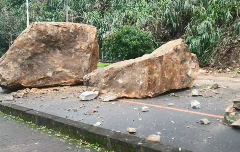 快新聞/嚇死人!基隆外木山40公噸巨石崩落 修旅車駕駛驚險躲過