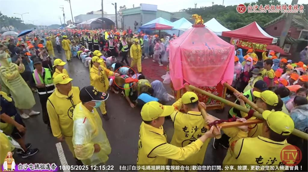 手持「大罷免」旗幟鑽轎底被轉向?罷團怒回應:陷媽祖於不義