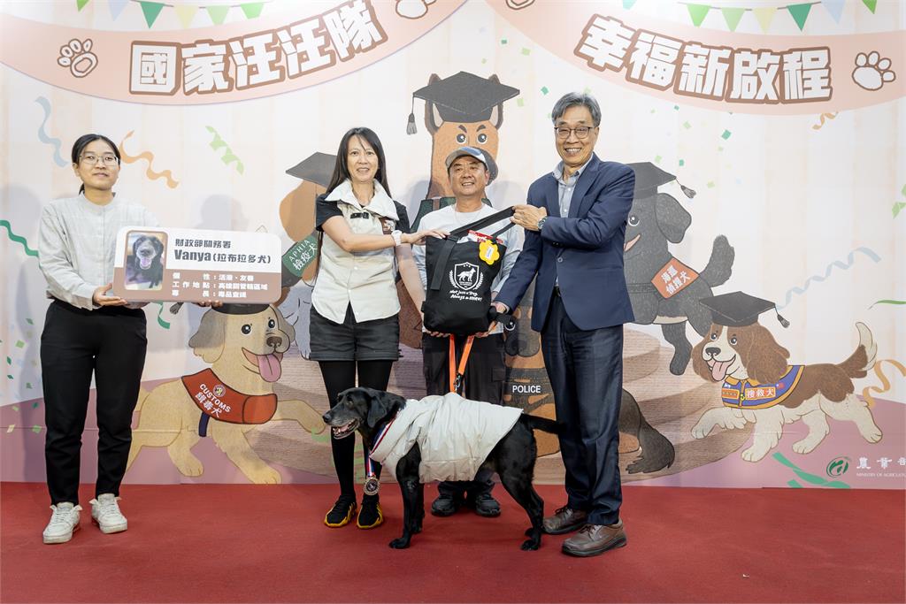 農業部表揚退役執勤犬 公私協力打造退役犬幸福照護