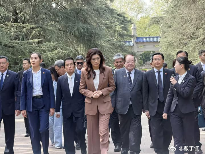 一排中國人高喊「祖國統一歡迎妳」!鄭麗文秒做「1手勢」反應全被拍