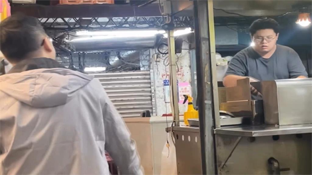 店員唱TWICE歌遭客人罵「憨」 怒回嘴:愛周子瑜不行喔?