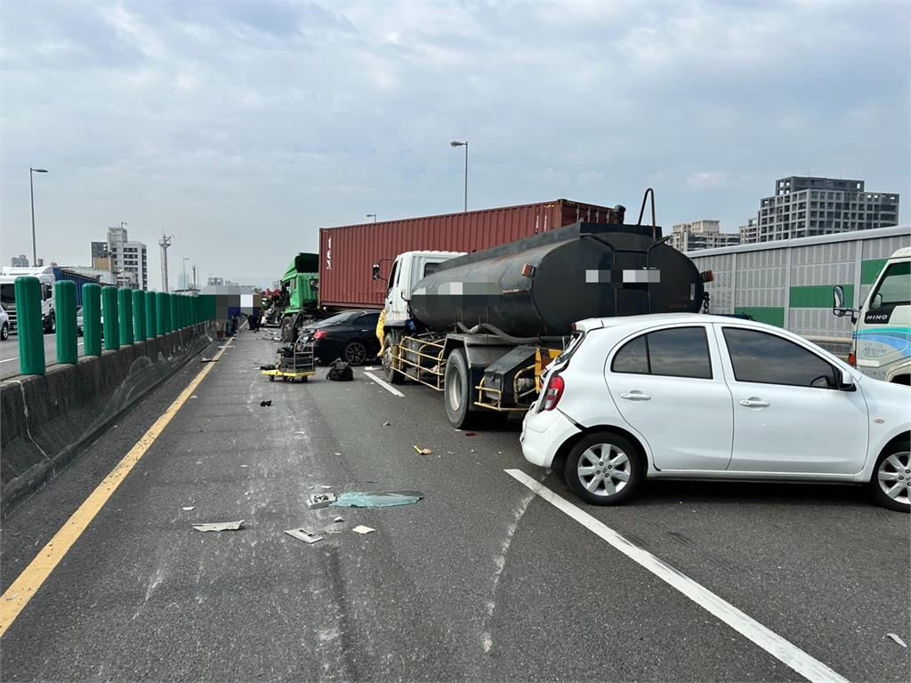 快新聞／國道10號嚴重車禍！7車連環撞畫面曝　6人輕傷送醫　