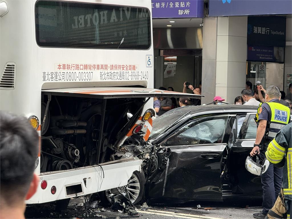 快新聞/最新!再傳暴衝事故 北市重慶南路「轎車疑突失控撞上公車」