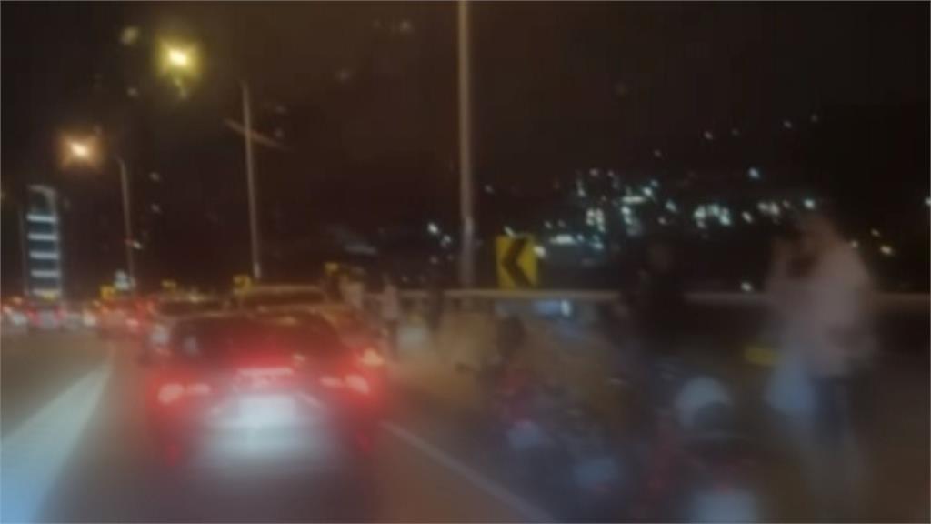 搶看國慶焰火第一排! 國道三號整排車輛違停路肩