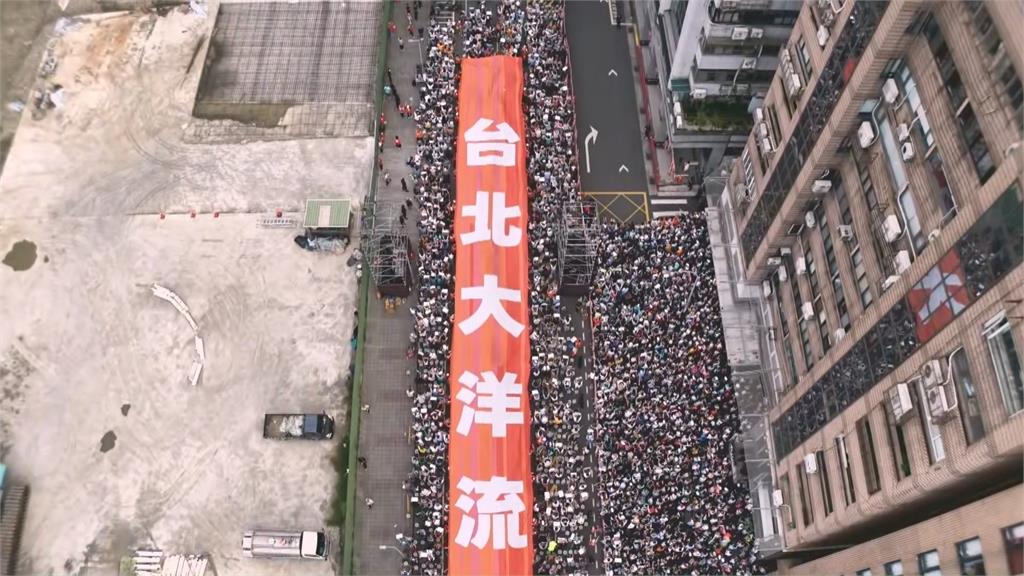 快新聞／滅火器開唱挺沈伯洋！現場人潮「拉起1巨大布條」　感人畫面全曝光