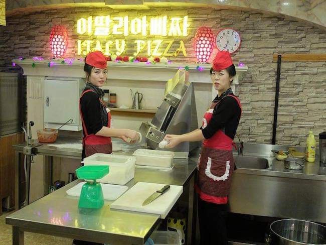 北朝鮮PIZZA專賣店「美女店員」內外場都忙　客人超享受邊吃邊看表演