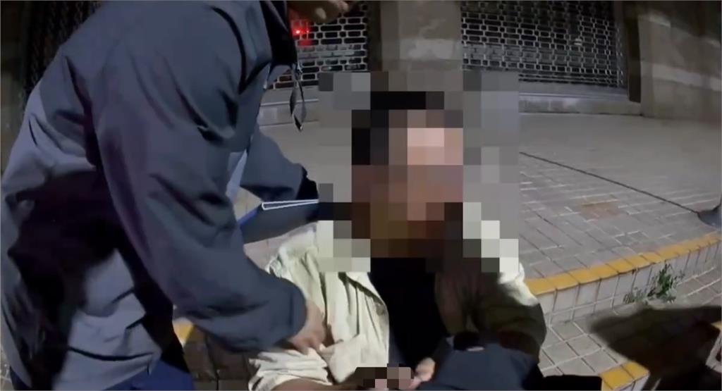 快新聞/高雄今晚傳槍響!疑車手拒捕衝撞 警連開兩槍仍有1人在逃