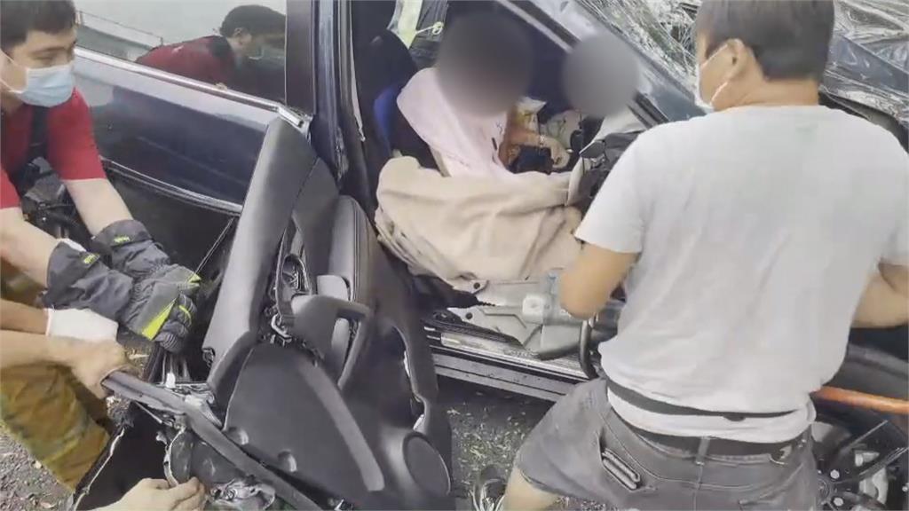 知本路段小客車自撞路樹　2人受困3歲童昏迷