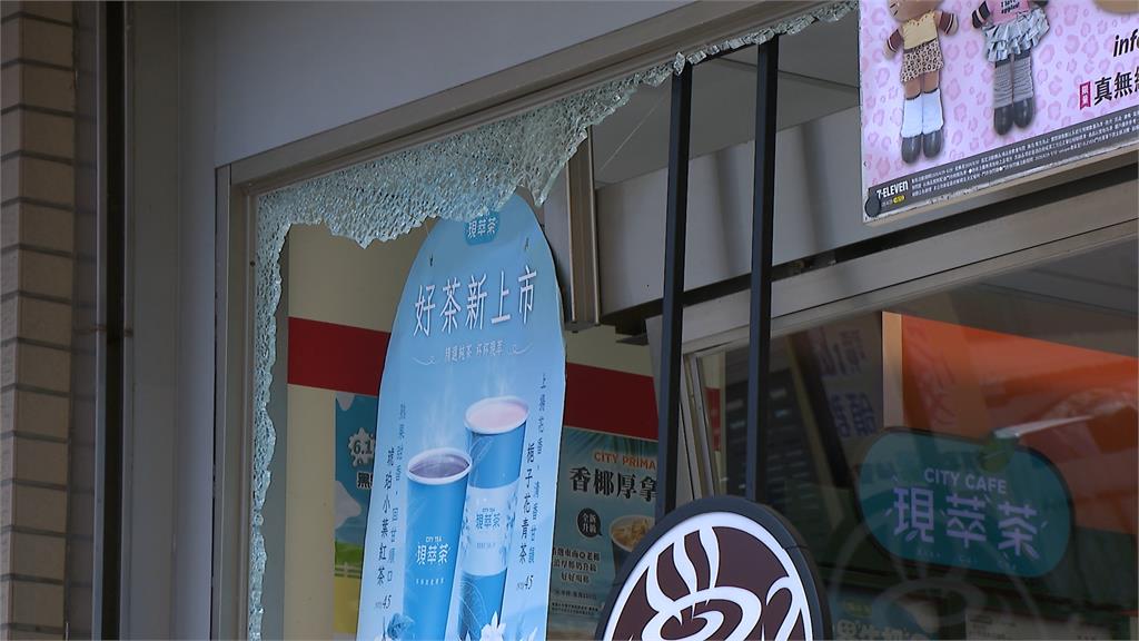 沒減速? 蘆洲無號誌路口兩車擦撞 一車直衝撞進超商