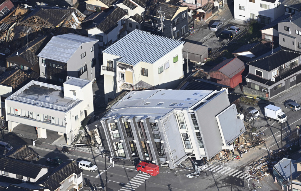 日本能登半島7.6強震　石川、富山、新潟屋塌路毀15死