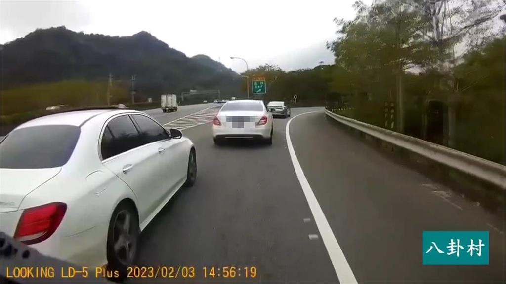 悚！國道行車糾紛　貨車駕駛竟撂人攔車猛砸