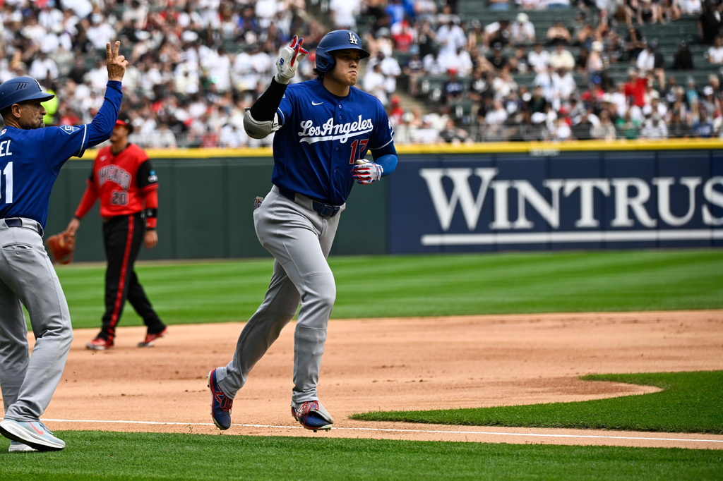 MLB(影)／大谷翔平領軍夢幻應援！道奇日籍三本柱　替世足賽日本國家隊加油
