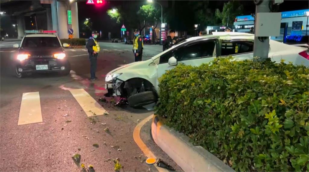 警鳴槍喝令下車　通緝犯駕車狂逃200公尺被逮