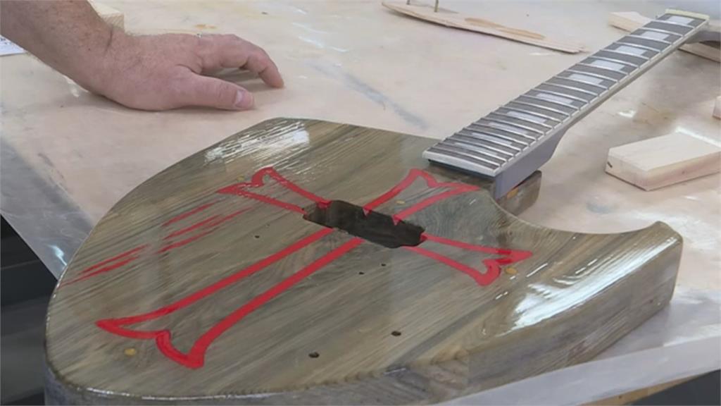 防疫期間異想天開　世界大戰戰船木板打造電子吉他