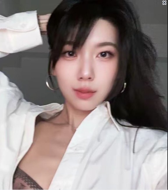 昔藍營黨部發言人「轉行當SWAG女主播」！被封暗黑徐若瑄「旗袍正面裂出大縫」