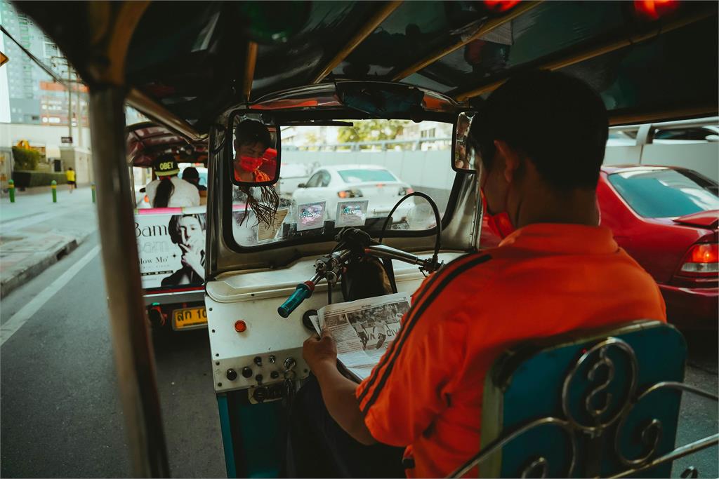 泰國驚見嘟嘟車活春宮!「交纏畫面」曝光…司機怒斥:下車走回飯店
