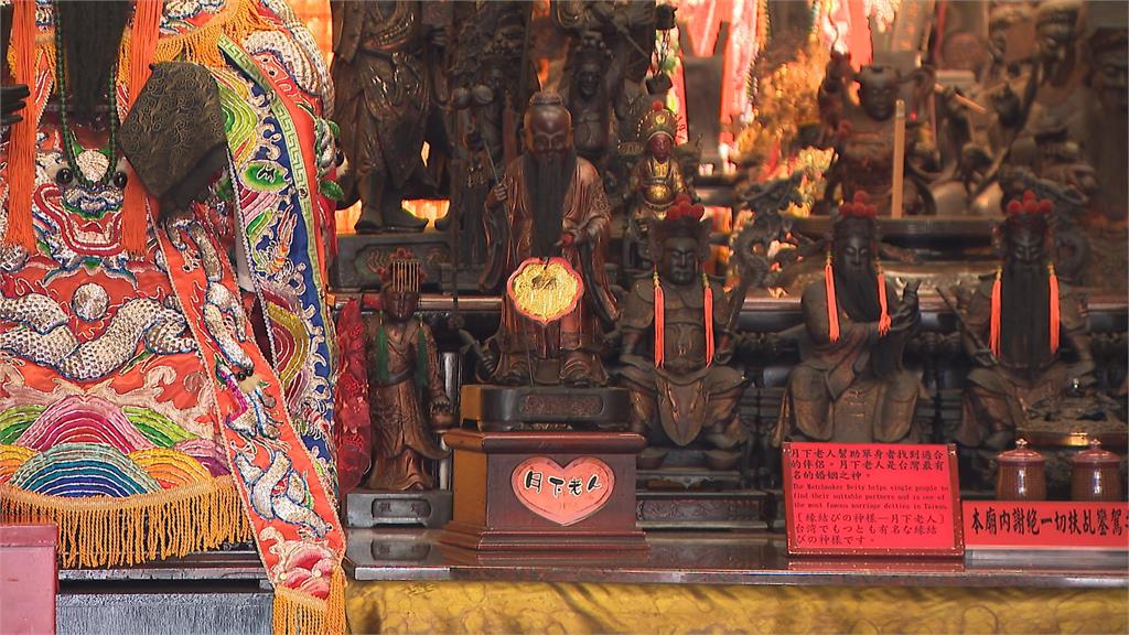 霞海城隍廟「海外業務」啟動！　日本女高中生畢旅也拜月老