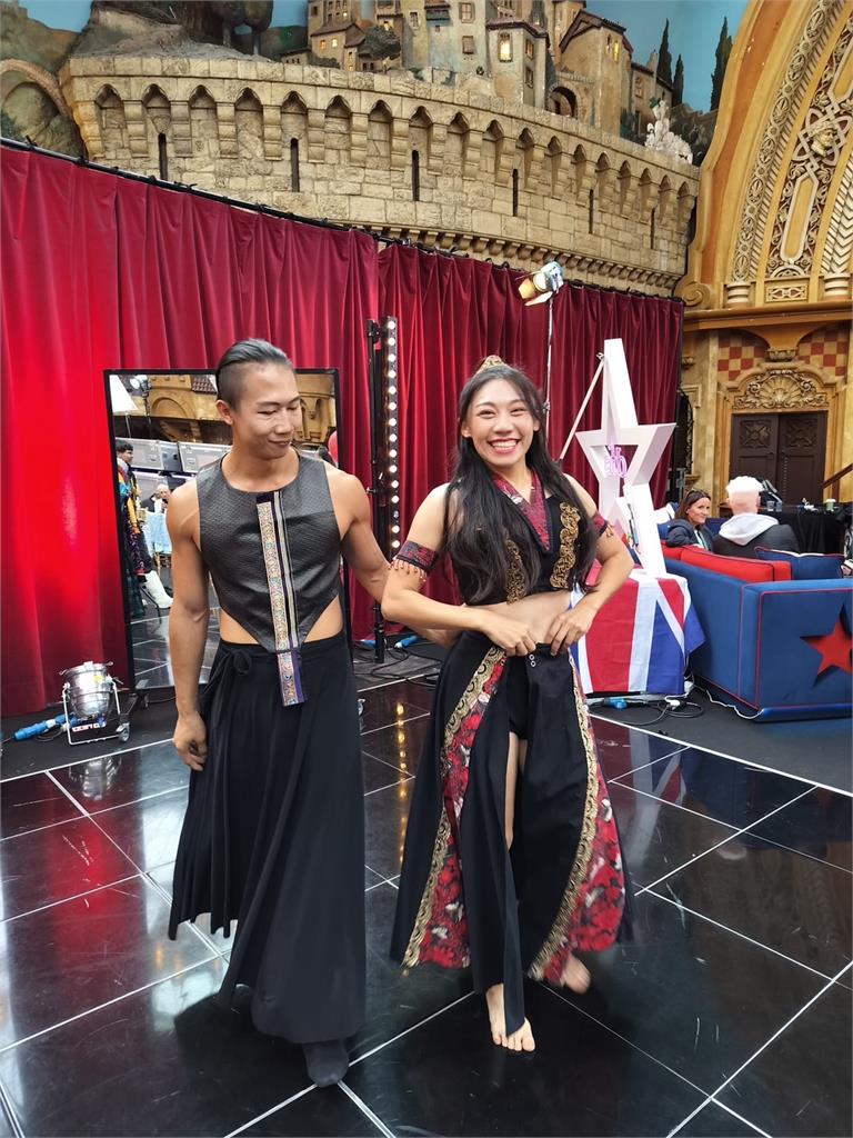 來自台灣！即將成真火舞團楊立微在英國舞台倒立踏火　全場起立鼓掌