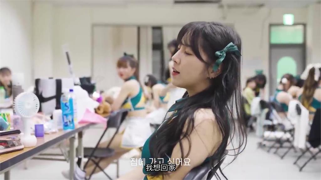 安芝儇難敵高雄烈日!手臂曬2截躲台鋼休息室 秀流利中文嬌嗔:想回家