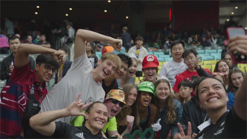 香港國際7人欖球賽疫後鬆綁回歸　大批球迷看球High翻
