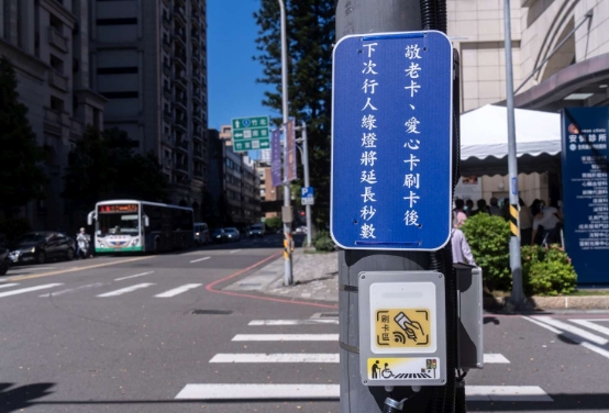 「嗶一下」就多10秒!路口驚見「神祕新裝置」2類人受惠萬人狂讚