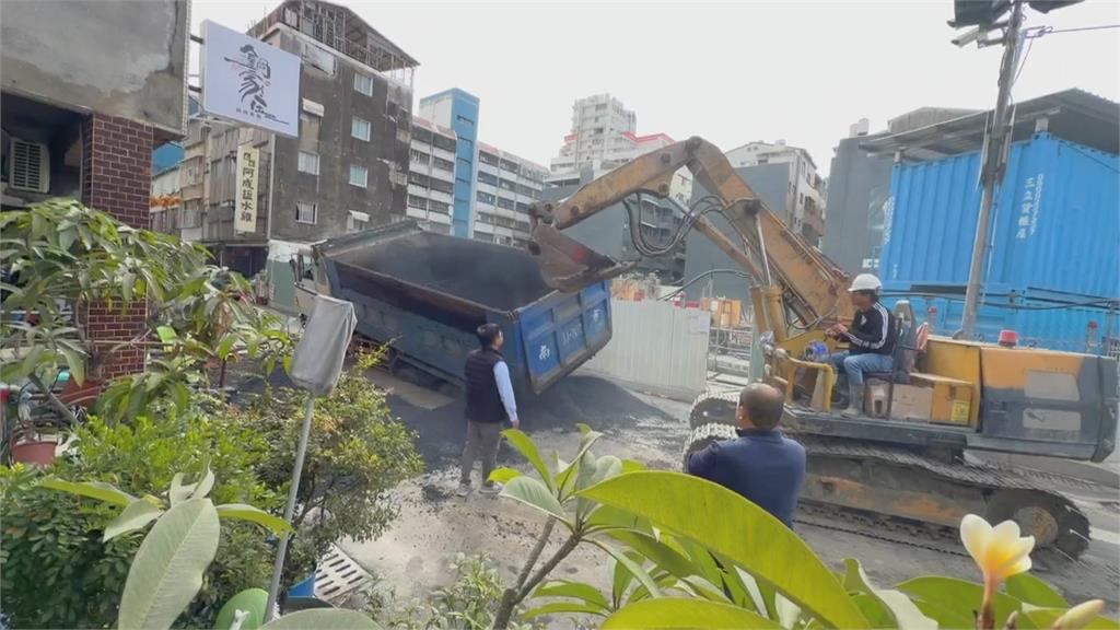 2年至少塌2次！　台南五妃街「天坑」　卡車陷坑洞