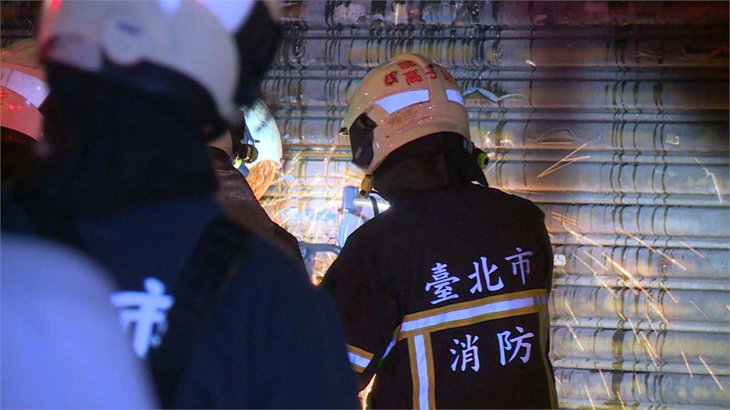 北市公寓一樓蔬菜加工廠深夜大火 民眾抱2嬰驚恐逃生