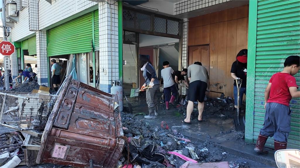大批「鏟子超人」挺進災區！　賣力清掃當地人爆哭感謝